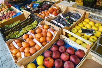 Im Herzen der Hauptstadt können sich Gäste des Glacis-Marktes unter anderem mit frischem Obst versorgen
