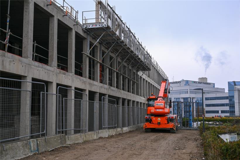 Im Hintergrund des Neubaus ist das alte „Kronos-Gebäude“ zu sehen
