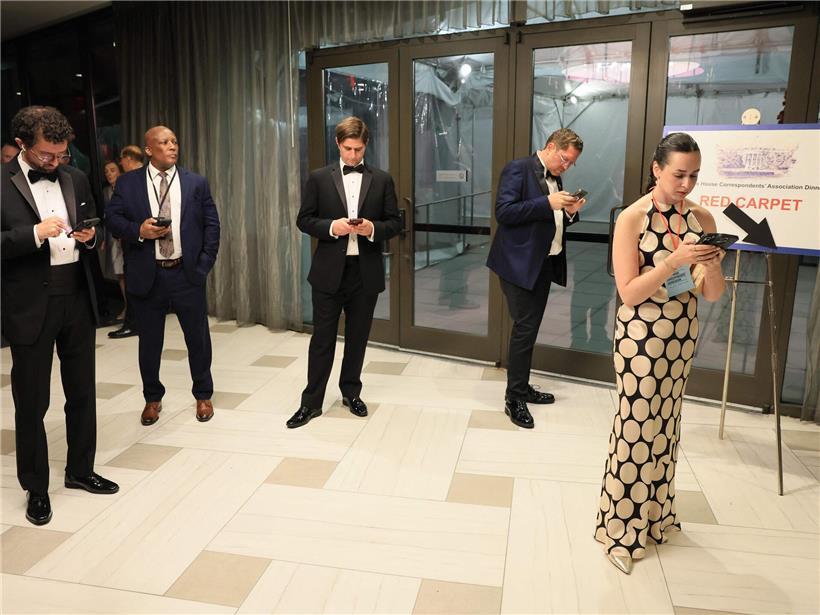 Im Hotel selbst berichten anwesenden Journalisten von der Veranstaltung