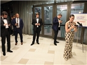 Im Hotel selbst berichten anwesenden Journalisten von der Veranstaltung