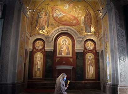 Im Innern der Sankt-Sava-Kirche in Belgrad: Serbiens Präsident Aleksandar Vucic scheint in Bischof Grigorije einen ernsthaften Rivalen zu sehen

