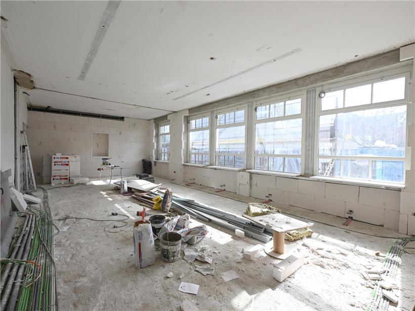 Neues Leben rund um die alte Schule in Peppingen – 22 Wohnungen geplant Innenansicht ehemaliges Schulgebäude mit Renovierungsbedarf und unvollendeten Arbeiten