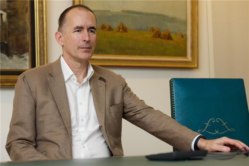 Im Jahr 1998 wurde Pit Hentgen Direktor der Versicherungsgesellschaft, 2002 übernahm er den Vorsitz des Verwaltungsrates

