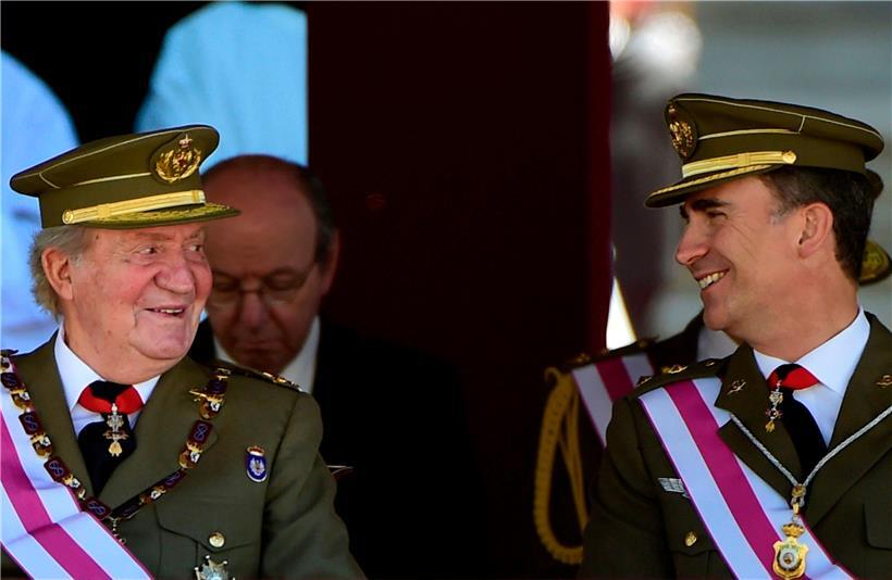 Im Jahr 2014 war die Welt der spanischen Königsfamilien noch in Ordnung: der damalige König Juan Carlos (l.) und sein Nachfolger Felipe
