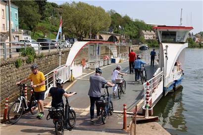 Im Jahr 2021 haben rund 162.000 Passagiere zu Fuß, mit Fahrrad oder Motorrad die Fähre über die Mosel genutzt, die neben den Pendlern und Einheimischen eine wichtige touristische Infrastruktur ist
