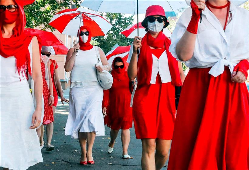 Im Juli gehen in Weiß-rot-weiß gekleidete Frauen in Minsk spazieren: Der Protest gegen Lukaschenko geht weiter, auch wenn es nur mehr sehr wenige sind, die den Mut dazu aufbringen, angesichts der Brutalität, mit der das Regime gegen die Opposition vorgeht
