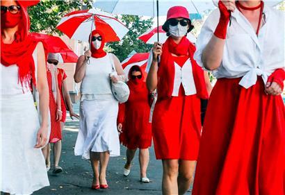 Im Juli gehen in Weiß-rot-weiß gekleidete Frauen in Minsk spazieren: Der Protest gegen Lukaschenko geht weiter, auch wenn es nur mehr sehr wenige sind, die den Mut dazu aufbringen, angesichts der Brutalität, mit der das Regime gegen die Opposition vorgeht
