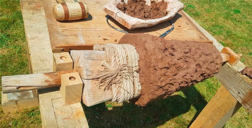 Im Juni begann die Herstellung der Bienenkorbglocke mit der Anfertigung der Holzspindel und des Lehmkerns, auf den das Wachsmodell der Glocke aufgezogen wurde
