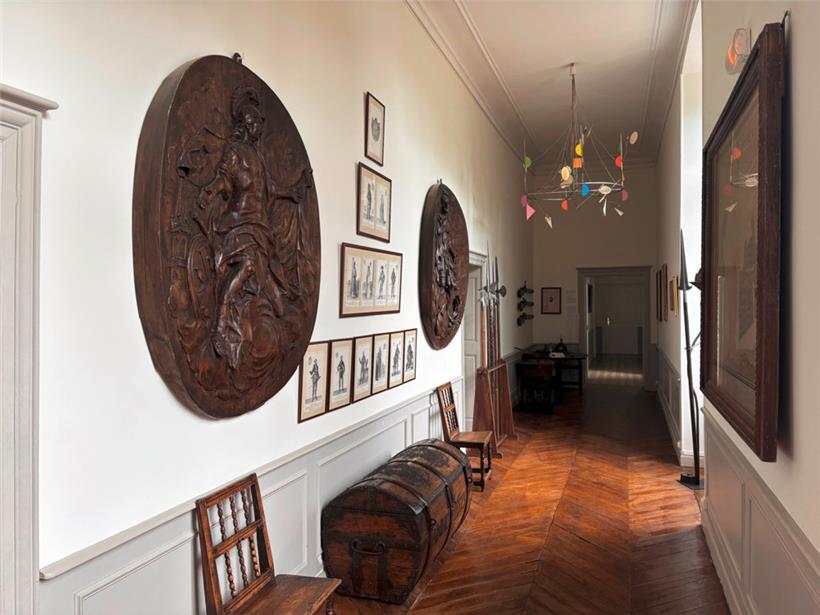 Im Korridor befinden sich unter anderem zwei Deckenleuchten des 1898 in Amerika ...