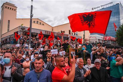 Im Kosovo beispielsweise ist das Tragen von Mundschutzmasken und Abstandhalten nicht jedermanns Sache, wie auf einem Bild einer Veranstaltung der Partei Vetëvendosje! am vergangenen Freitag in der Hauptstadt zu sehen ist
