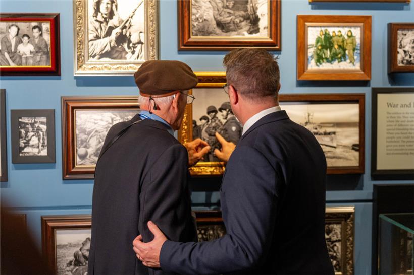Im Kriegsmuseum von Seoul: Léon Moyen und Xavier Bettel vor dem Bild, auf dem der Luxemburger Korea-Veteran Charles Schou zu sehen ist
