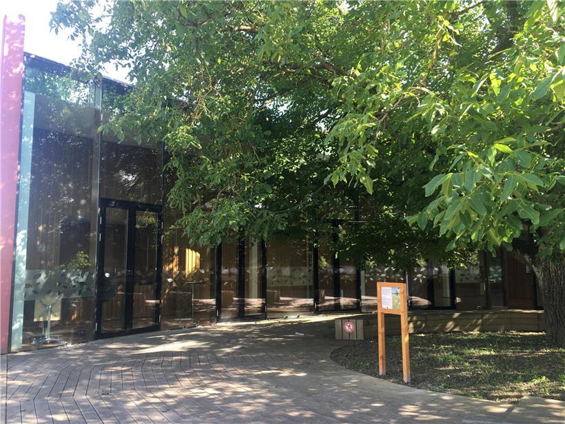 Im Kulturzentrum „Beim Nëssert“ tagt der Monnericher Gemeinderat ab jetzt. Der große Nussbaum davor erklärt den Namen. 
