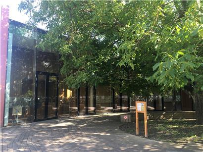 Im Kulturzentrum „Beim Nëssert“ tagt der Monnericher Gemeinderat ab jetzt. Der große Nussbaum davor erklärt den Namen. 
