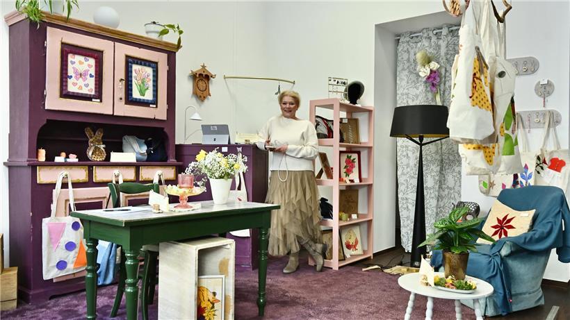 Hauseigene handgemachte Spezialitäten am Ladeneingang eines lokalen Geschäfts kaufen