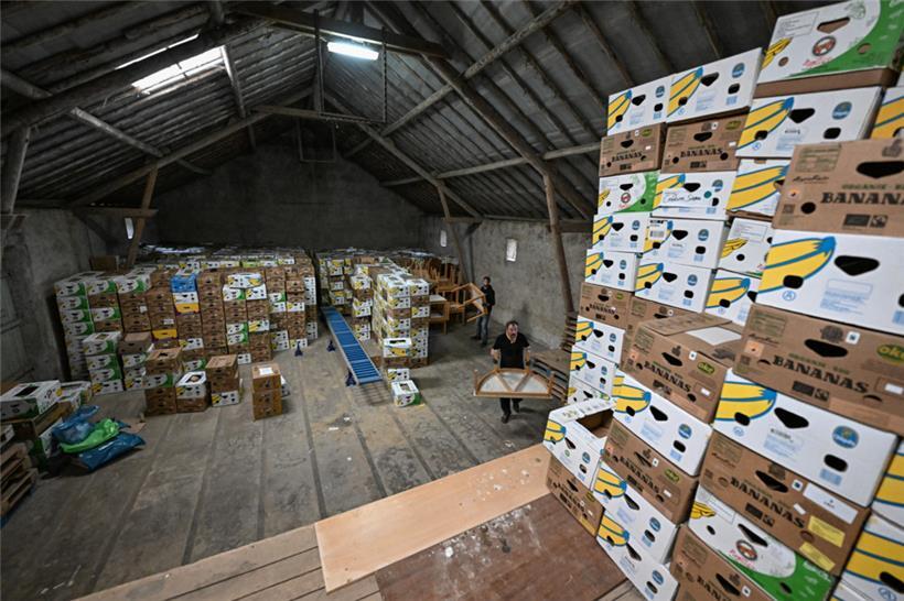 Im Lager stapeln sich die Kisten