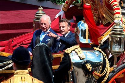 Im Landauer nach Windsor: Charles III. und Frankreichs Präsident Emmanuel Macron lassen sich in der 1902 erbauten Staatskarosse zum Schloss kutschieren
