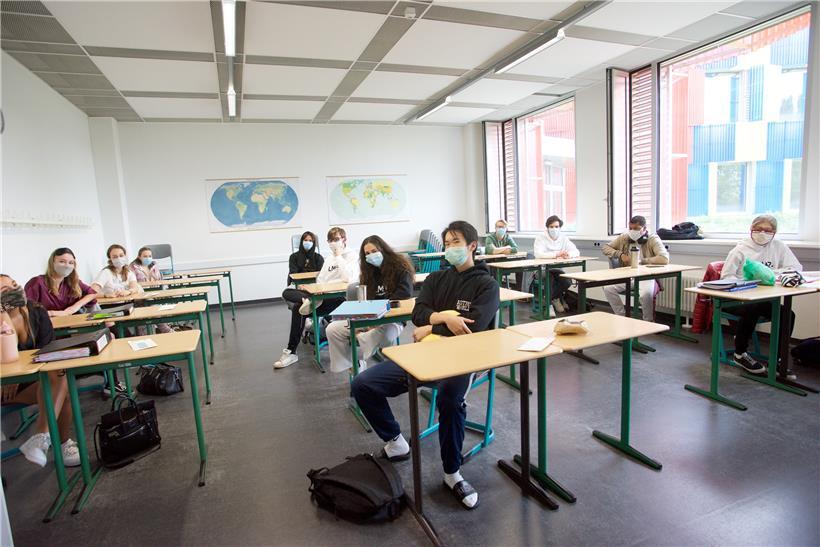 Im „Lycée Michel-Rodange“: Auf jeder Schulbank sitzt immer nur ein Schüler statt wie üblich zwei. Außerdem schützen sich die Schüler mit Masken, obwohl im Unterricht bislang keine Maskenpflicht besteht.
