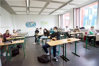 Im „Lycée Michel-Rodange“: Auf jeder Schulbank sitzt immer nur ein Schüler statt wie üblich zwei. Außerdem schützen sich die Schüler mit Masken, obwohl im Unterricht bislang keine Maskenpflicht besteht.

