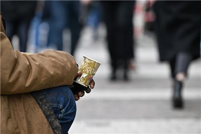 Im März 2023 erklärte der Besitzer dieses Bechers, dass er und andere Bettler durch ein Verbot nicht einfach verschwinden werden
