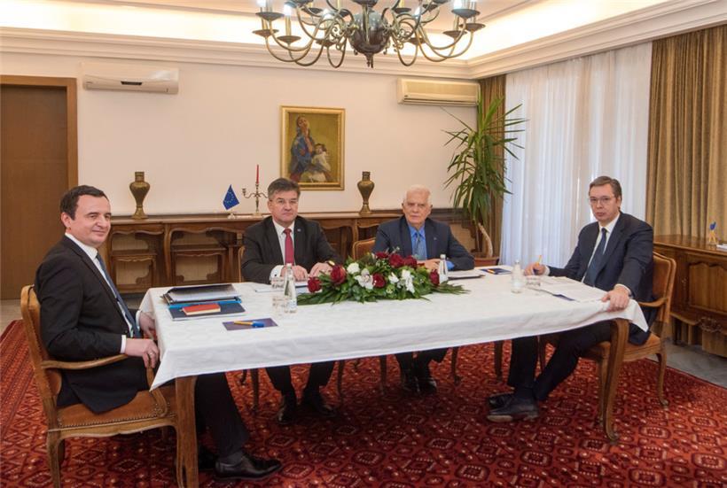 Im März hatten Serbien und Kosovo im nordmazedonischen Ohrid ein Abkommen ausgehandelt: (v.l.) der kosovarische Premier Albin Kurti, der EU-Sonderbeauftragte Miroslav Lajčák, der EU-Außenbeauftragte Josep Borrell und der serbische Präsident Aleksandar Vučić
