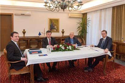 Im März hatten Serbien und Kosovo im nordmazedonischen Ohrid ein Abkommen ausgehandelt: (v.l.) der kosovarische Premier Albin Kurti, der EU-Sonderbeauftragte Miroslav Lajčák, der EU-Außenbeauftragte Josep Borrell und der serbische Präsident Aleksandar Vučić

