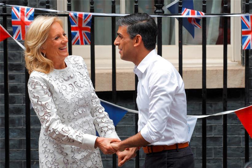Im Mai empfing der britische Premierminister Rishi Sunak die Ehefrau des US-Präsidenten, Jill Biden, zu einem Kaffeekränzchen in der Downing Street im Rahmen der Krönungsfeierlichkeiten von Charles III.
