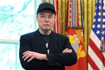 Im Mai stand Elon Musk noch im Oval Office des Weißen Hauses – jetzt fordert er Trump heraus.

