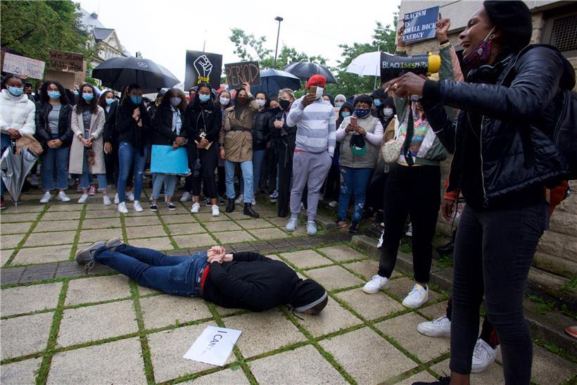 Im Mittelpunkt der Demo standen die Vorkommnisse im US-Bundesstaat Minnesota, bei denen George Floyd sein Leben lassen musste. Der Afroamerikaner hatte mehrere Minuten lang nach Luft gerungen, weil ihm ein Polizist das Knie in den Hals bohrte. 
