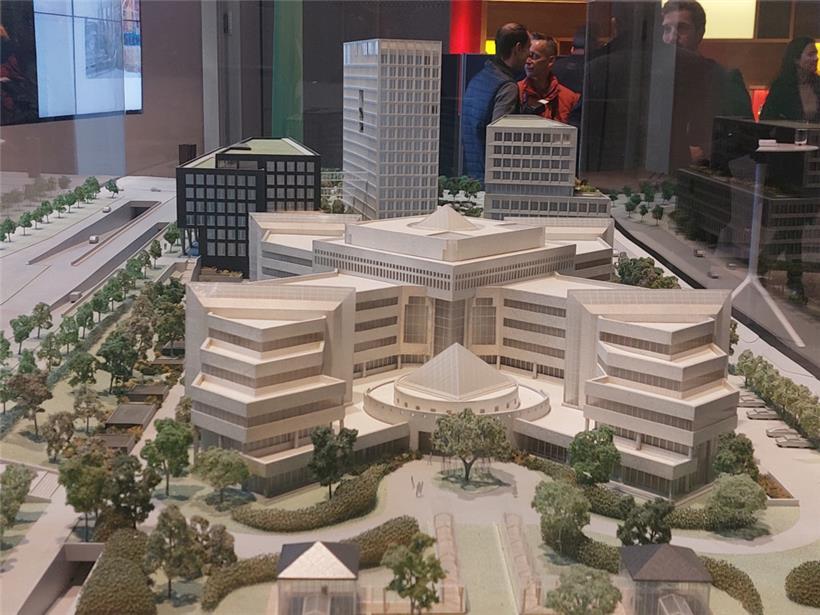 Im Modell sind die drei Gebäude im Hintergrund zu sehen, das neue ganz rechts. Im Vordergrund das „Kronos-Gebäude“.
