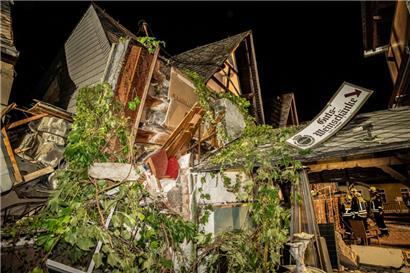Im Moselort Kröv im Landkreis Bernkastel-Wittlich in Rheinland-Pfalz ist ein Hotel teilweise eingestürzt. Nach aktuellem Erkenntnisstand könnten sich neun Menschen unter den Trümmern befinden, zu einigen bestehe Kontakt, teilte die Polizei in der Nacht zu Mittwoch mit.
