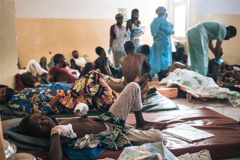 Im Ndosho-Krankenhaus in Goma werden bei den Kämpfen verletzte Zivilisten von Ärzten des Roten Kreuzes versorgt
