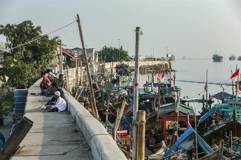 Im Norden von Jakarta besteht bereits eine Mauer, mit der die jährlich um zehn Zentimeter sinkende Stadt geschützt werden soll.