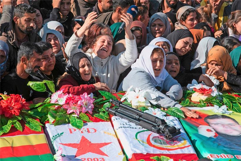 Im Nordosten Syriens begruben am Montag kurdische Frauen ihre bei türkischen Luftangriffen getöteten Männer
