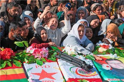 Im Nordosten Syriens begruben am Montag kurdische Frauen ihre bei türkischen Luftangriffen getöteten Männer
