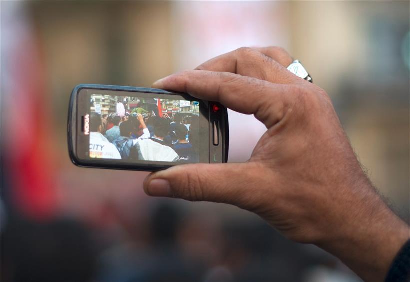 Im November 2011 demonstrieren hunderttausende Ägypter auf dem Tahir-Platz gegen neue Richtlinien, wonach das Militär künftig über dem Parlament stehen soll. Vier Menschen sterben, 700 werden verletzt.
