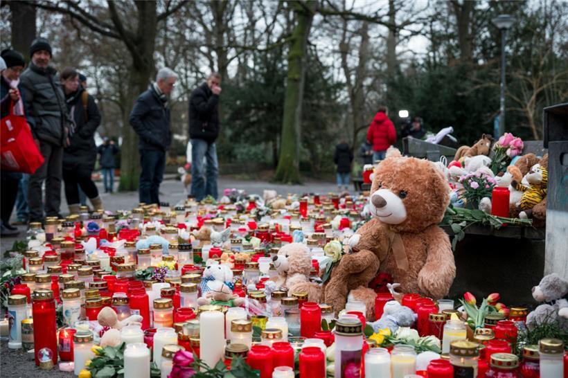 Im Park Schöntal gedenken Menschen neben zahlreichen Kerzen und Kuscheltieren der Opfer der tödlichen Messerattacke vom 22. Januar
