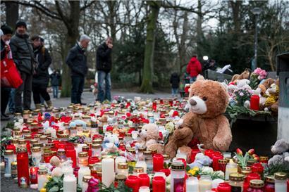Im Park Schöntal gedenken Menschen neben zahlreichen Kerzen und Kuscheltieren der Opfer der tödlichen Messerattacke vom 22. Januar
