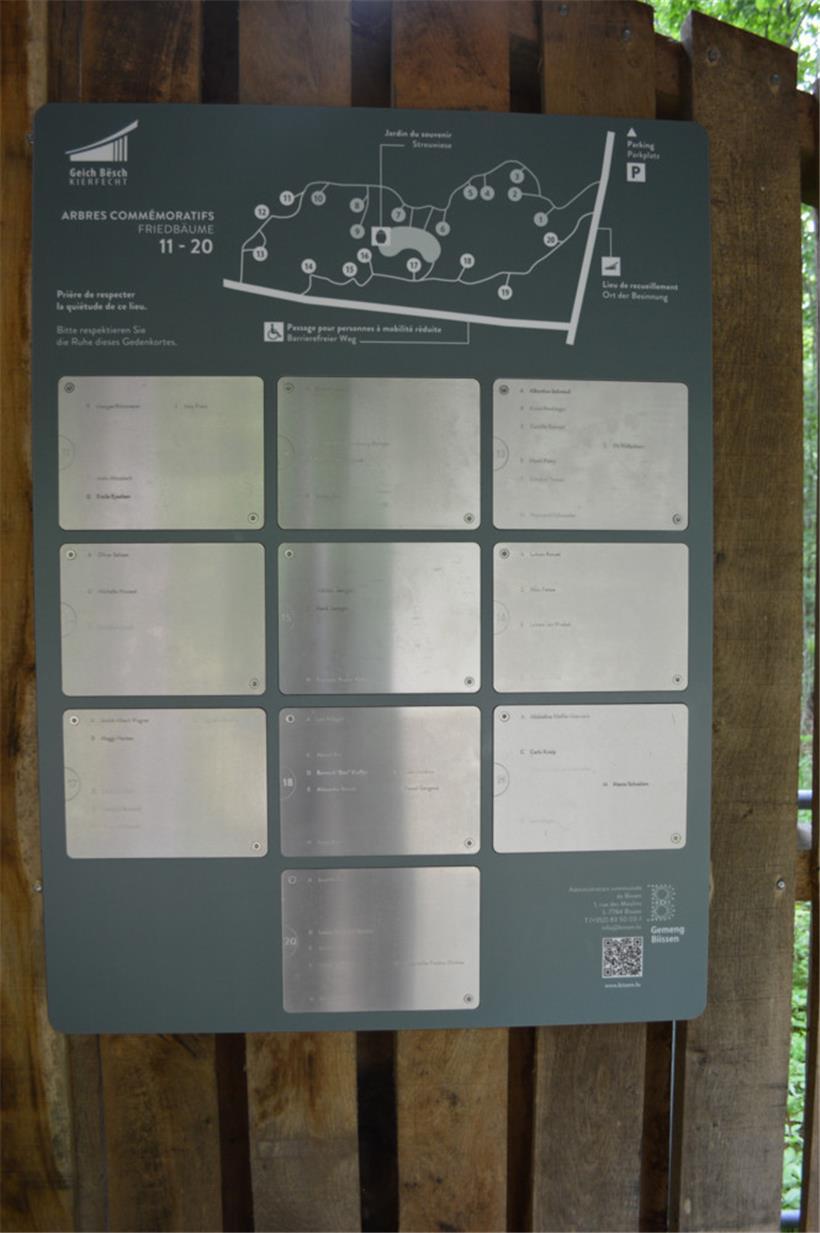 Im Pavillon am Zelebrationsplatz sind die Tafeln mit den Namen der dort beigeset...