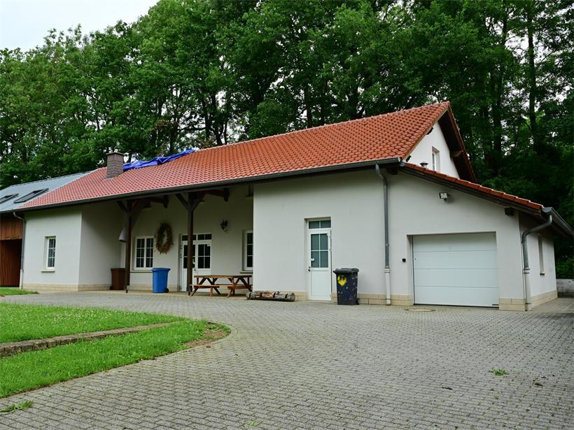 Feuer im Scoutshome Küntzig, blaue Plane schützt Gebäude vor weiterem Wasserschaden nach Brand letzte Woche