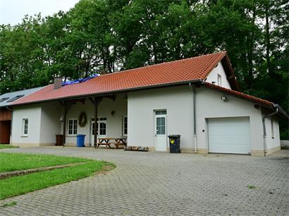 Feuer im Scoutshome Küntzig, blaue Plane schützt Gebäude vor weiterem Wasserschaden nach Brand letzte Woche