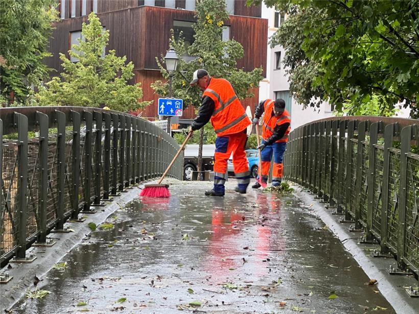 Im Pfaffenthal entfernen Gemeindemitarbeiter die Spuren der Nacht
