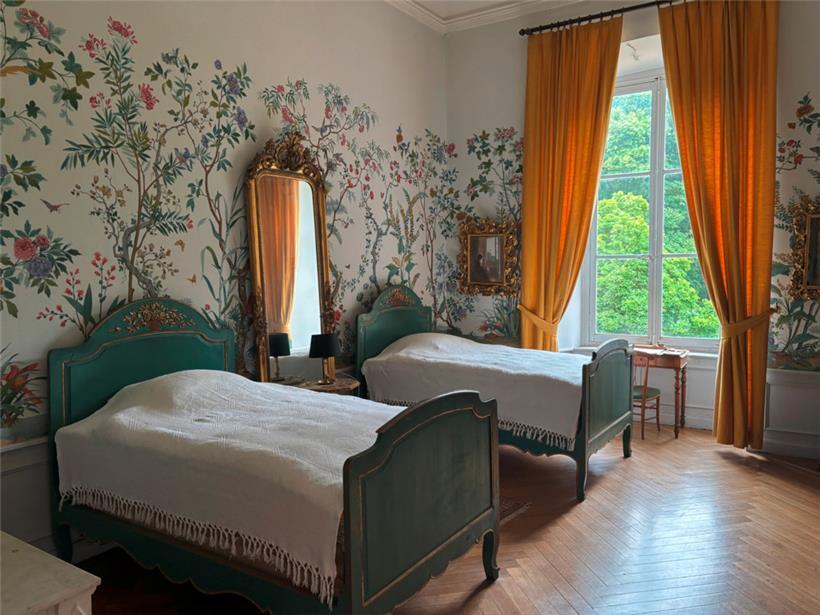 Im „Provence-Schlafzimmer“ stehen zwei Zwillingsbetten einer Manufaktur aus Südf...