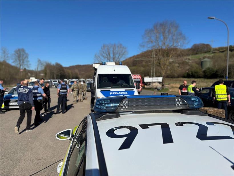 Einsatzkräfte versammeln sich auf dem Prümer Messegelände für Einsatz und Koordination