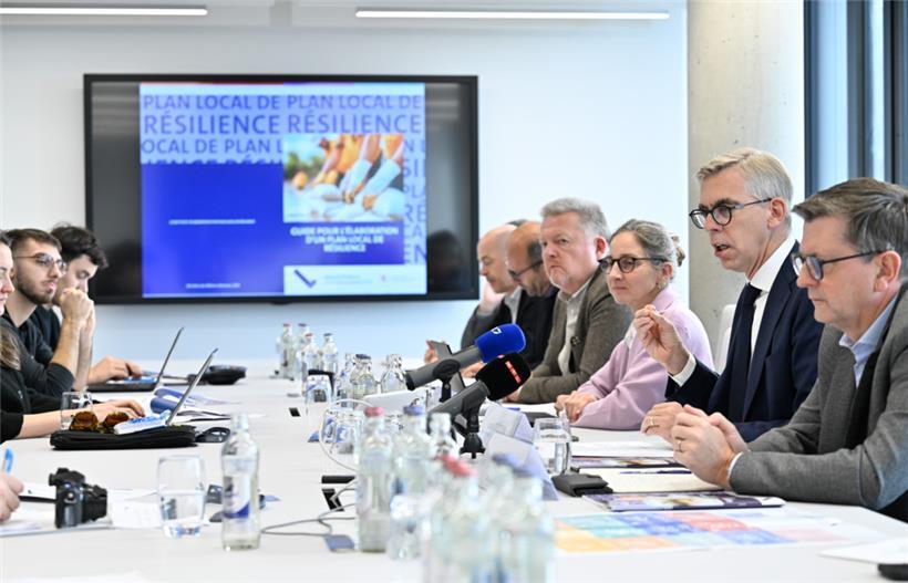 Im Rahmen der Pressekonferenz wurde der Leitfaden zur Erstellung lokaler Resilienzpläne vorgestellt
