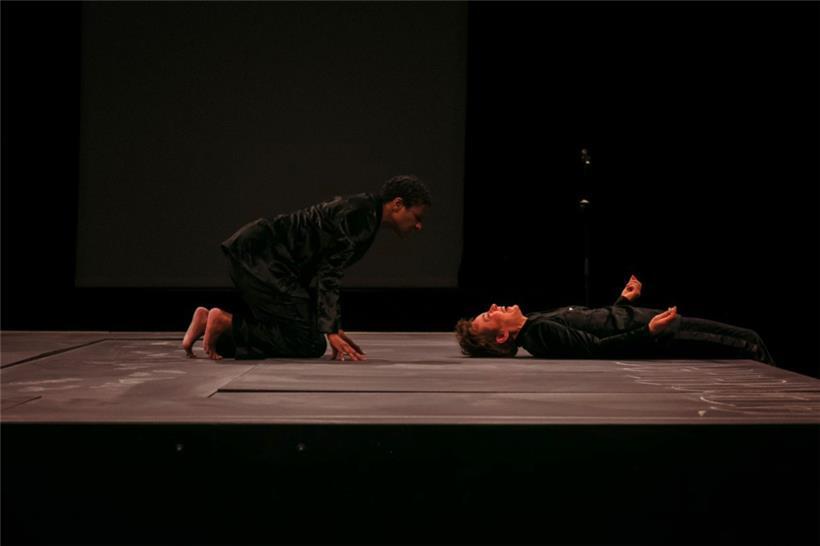 Im Rahmen einer fiktionalen Talkshow verhandeln Larisa Faber und ihre beiden Schauspielerinnen Andrea Hall und Sascha Ley den luxemburgischen „School-Leaks“-Skandal
