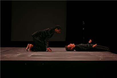Im Rahmen einer fiktionalen Talkshow verhandeln Larisa Faber und ihre beiden Schauspielerinnen Andrea Hall und Sascha Ley den luxemburgischen „School-Leaks“-Skandal
