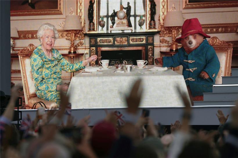 Im Rahmen ihrer Platin-Jubiläumsfeierlichkeiten lud Königin Elizabeth II. Paddington Bear zum Tee
