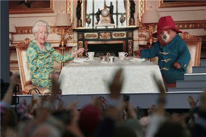 Im Rahmen ihrer Platin-Jubiläumsfeierlichkeiten lud Königin Elizabeth II. Paddington Bear zum Tee
