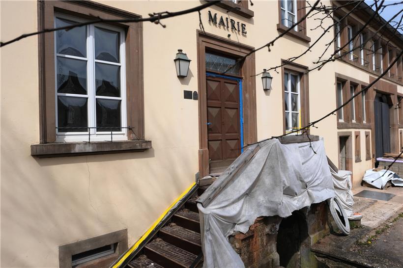 Im Rathaus arbeiten sechs Mitarbeiter in der Verwaltung, 13 Gemeindearbeiter kom...