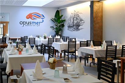 Im Restaurant „Opusmer“ habe sich die Kundschaft laut Betreiber Nuno Simões in den vergangenen Monaten halbiert – die Zukunft sei ungewiss
